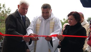 Dienos centrą iškilmingai atvėrė Klaipėdos meras Vytautas Grubliauskas, brolis Astijus ir centro direktorė Aldona Kerpytė.. 