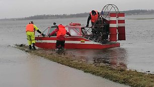 Stoniškių seniūnijoje, Pagėgių savivaldybėje, į užlietas sodybas buvo plukdomi vaistai.