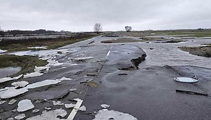 Potvynio jėga nuplovė pernai išpiltą asfaltą nuo kelio. 