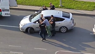 sekmadienio-pavakare-siauliuose-pareigunams-ikliuvo-vos-ant-koju-pastovintis-vairuotojas