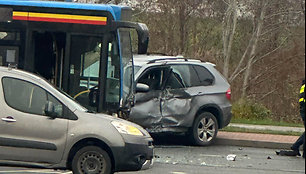 Trečiadienio rytą Klaipėdoje lengvasis automobilis susidūrė su maršrutiniu autobusu. 