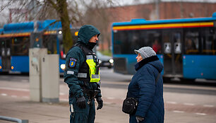 Klaipėdoje pareigūnai tikrino, kaip per perėją eina pėstieji
