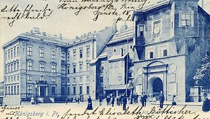 Karaliaučiaus pilis.  Kairėje - XVII a. pr. architekto J. L. Shultheisso von Unfriedo rekonstruota pilies dalis, de&scaron;inėje &ndash; Albrechto vartai. 
