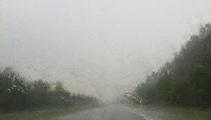 Automagistralėje vairuotojus užklupo stipri liūtis