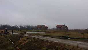 Iš Stančių kaimo gyventojų prašoma susimokėti už prisijungimo prie infrastruktūros, tačiau darbai vilkinami.