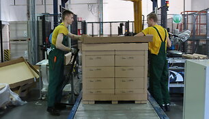 &bdquo;Klaipėdos baldų&ldquo; gamykloje gimsta populiariausios &bdquo;Ikea&ldquo; komodos.