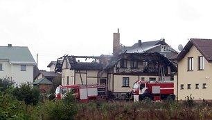 Kamuolinis žaibas Klaipėdoje sukėlė gaisrą ir stipriai apdegino namą Tauralaukyje,