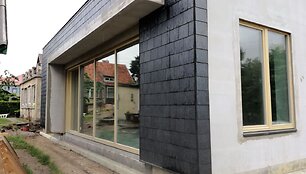Senelių palikimą perėmusi A.Stančikienė su &scaron;eima Melnragėje gavę leidimą pradėjo statyti namą, tačiau statybų inspekcija siekia panaikinti leidimą.