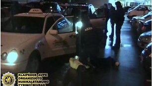 Policininkai sučiupo narkotikų platintojus. 