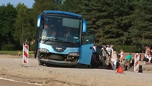 Sekmadienį Palangoje nuo kelio nuslydo autobusas. 