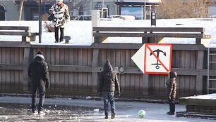 Neabejinga praeivė suskubo pabarti pramogautojus.