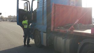 Pareigūnai tikrino, ar blaivūs atplaukę keltu prie vairo sėda vilkikų vairuotojai.