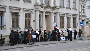 Klaipėdiečių grupelė, i&scaron;rei&scaron;kianti pasiprie&scaron;inimą uosto plėtrai.