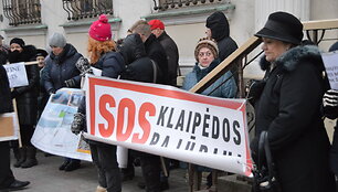 Klaipėdiečių grupelė, i&scaron;rei&scaron;kianti pasiprie&scaron;inimą uosto plėtrai.