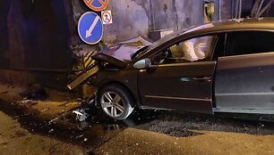 Klaipėdoje teisės vairuoti neturintis jaunuolis rėžėsi į namo sieną.