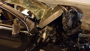 Mamos automobilį paėmęs 18-metis Klaipėdoje rėžėsi į sieną.