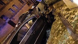 Mamos automobilį paėmęs 18-metis Klaipėdoje rėžėsi į sieną.