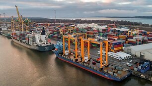 Konteinerių terminalas įsigijo naujus kranus