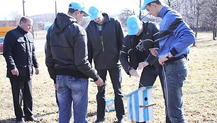 Parke iškelti moksleivių ir studentų inkilai.