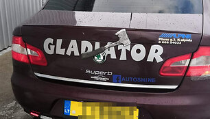 &bdquo;Skoda&ldquo; automobilis, ant kurio puikuojasi užra&scaron;as &bdquo;Gladiatorius&ldquo;, puikiai žinomas pareigūnams. 
