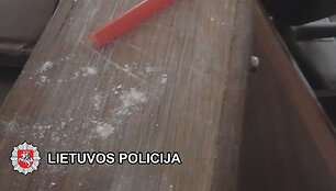 I&scaron;sinuomotose patalpose policijos pareigūnai aptiko didelius kvai&scaron;alų kiekius 