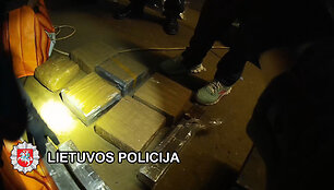 Įgyvendinę tarptautinę operaciją pareigūnai i&scaron; rinkos i&scaron;ėmė kilogramus narkotikų, aptiko ginklų ir vogtų daiktų.
