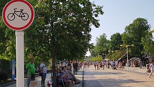 Draudimų važiuoti dviračiu paiso ne visi.
