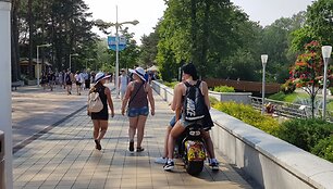 Draudimų važiuoti dviračiu paiso ne visi.
