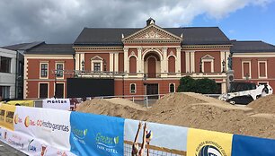 Į Teatro aik&scaron;tę Klaipėdoje suvežta tonos smėlio.