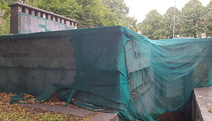 Vie&scaron;asis tualetas virs paslaugų paviljonu.