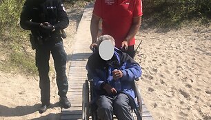 Pajūryje rastas neįgalus vyras.