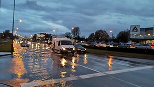 Dėl didžiulės naktinės liūties skendo Klaipėdos gatvės.