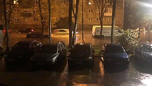 Dėl didžiulės naktinės liūties skendo Klaipėdos gatvės.