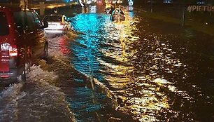 Dėl didžiulės naktinės liūties skendo Klaipėdos gatvės.