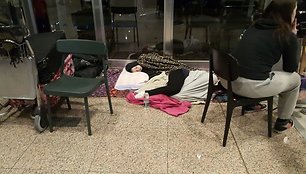 Barselonos oro uostas: atidėjus skrydžius keleiviai miega tiesiog ant grindų.