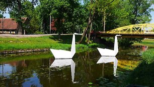 &Scaron;ilutės meno mokyklos auklėtinių instaliacija &bdquo;Gulbės&ldquo; &Scaron;y&scaron;os upėje