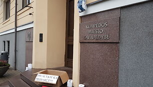 Prie Klaipėdos savivaldybės gyventojai sune&scaron;ė tualetinio popieriaus.