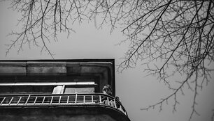 Juodai baltais kadrais klaipėdietis fotografas įamžino žmones balkonuose