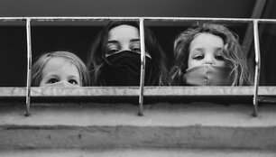 Juodai baltais kadrais klaipėdietis fotografas įamžino žmones balkonuose