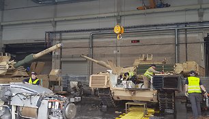 JAV karinė technika Klaipėdos uoste ruošiama kelionei atgalios