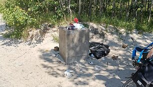 Poilsiautojai pasipiktinę &scaron;iuk&scaron;lėmis dviračių trasoje Neringoje. 