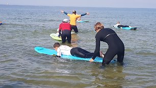 Banglenčių stovykla, kurioje dalyvauja vaikai su negalia.