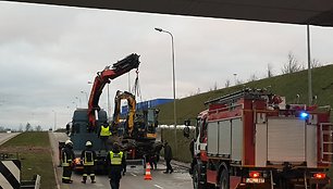 Avarija Klaipėdoje: vilkikas vežė traktoriuką ir šio strėlė užkliuvo už tilto