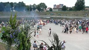 Kaip ir kasmet laužai liepsnos ant Jono kalnelio. 