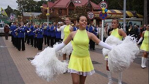 Palangos orkestras ir &scaron;okėjos.
