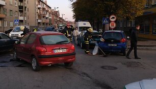 Avarijoje susidūrė Peugeot, Toyota ir Mazda.