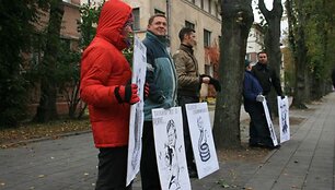 Prie prokuratūros piketą surengė &scaron;e&scaron;i žmonės.