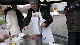 Neringos meras vaišino barščiais.