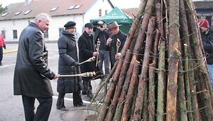 Meras V.Giedraitis su pagalbininkais uždegė laužą. 