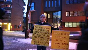 Silvestras Baumilas plakatus i&scaron;kėlė prie Klaipėdos apylinkės teismo.